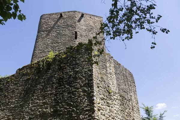 Bergfried hinter Mantelmauer von Burg Alt-Wolfstein