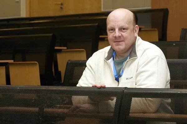Čech z továrny na antihmotu: Snažíme se opakovat podmínky při vzniku vesmíru
