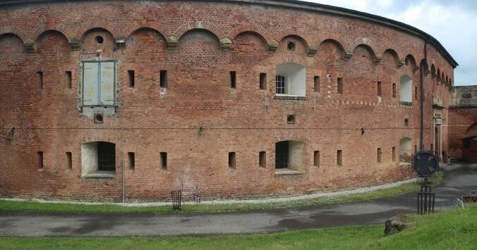 Kolem Olomouce stávaly malé předsunuté pevnosti. V té u Křelova je dnes několik expozic a restaurace