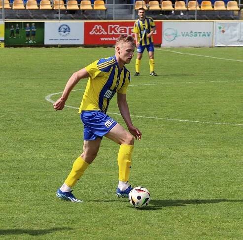 Kuřimští fotbalisté (v modrém) doma rozstříleli Ratíškovice 6:1.