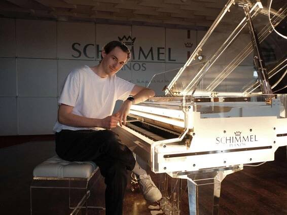 Pianist Alexander John veröffentlicht EP, ein SOng mit Robot koch