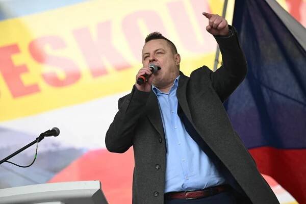 Rajchl slibuje zdejší „liberálně progresivistický kriminál“ rozbít na padrť. Mesiáš z výprodeje se rozjel