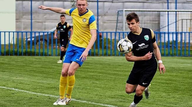 FORTUNA divize A, 27. kolo: SK SENCO Doubravka (na snímku fotbalisté ve žlutých dresech) - Slavoj Český Krumlov 4:1.