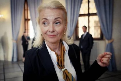 Veronika Žilková jako vedoucí sněmovní kantýny Šustrová v seriálu Sedm schodů k moci