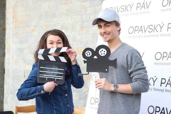 Během Ozvěn se budete moci vyfotit s komiksovými rekvizitami i texty oblíbených filmových hlášek. (Foto: Archiv přehlídky Opavský páv)