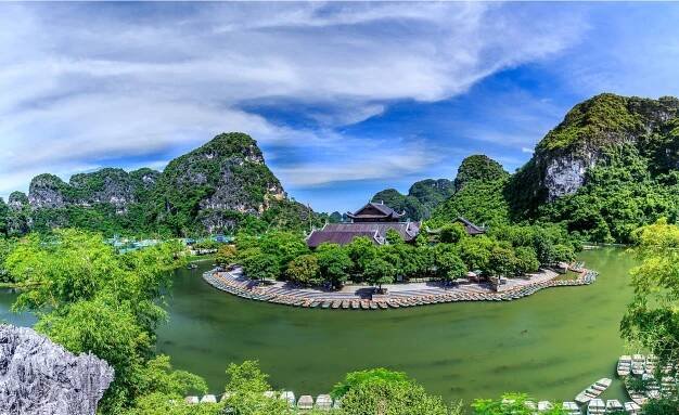 Hoa Lu – Mua Cave – Tam Coc Boating – Cycling
