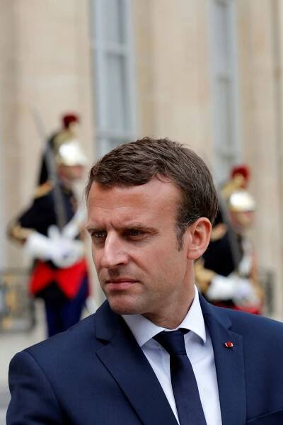Macronova strana ovládla francouzské volby. Národní fronta je třetí, šéf socialistů mandát nezíská
