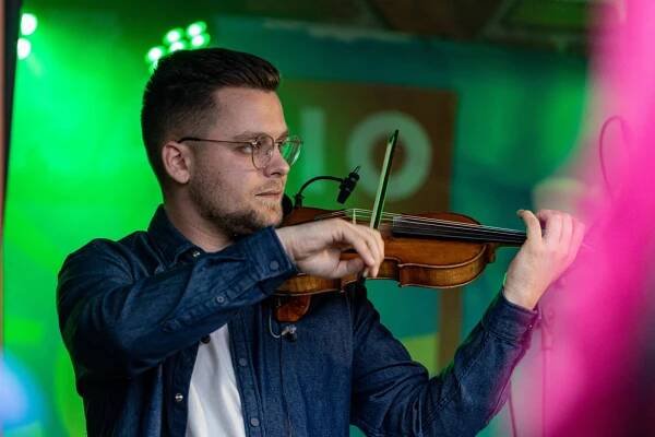 Koncert populárního písničkáře Michala Horáka zaplnil areál Zastávky Radim