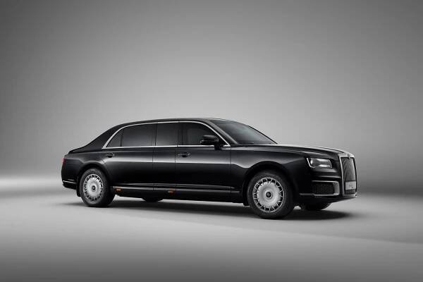 Fotka: V Rolls-Roycu z kopie nejspíš nemají radost