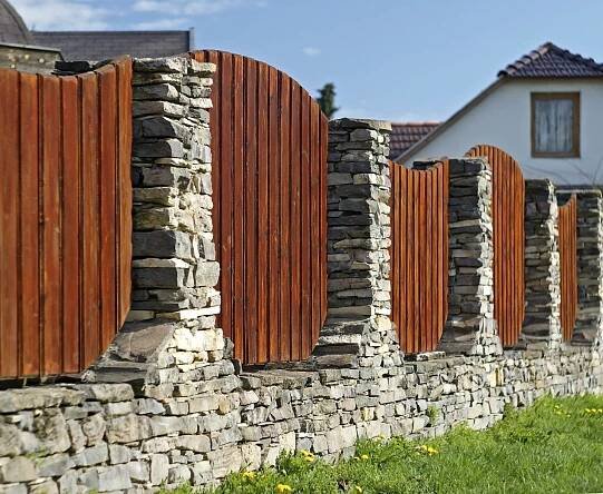 Co vyřídit při stavbě plotu k rodinnému domu - tvhobby.cz