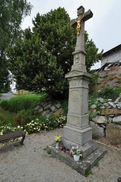 Horní Lideč - pískovcový kříž pod vlakovým nádražím z roku 1920.