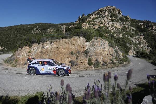 WRC – Neuville pulls away as Ogier hits problems