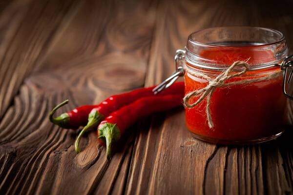 Sriracha přírodní diy chilli omáčka