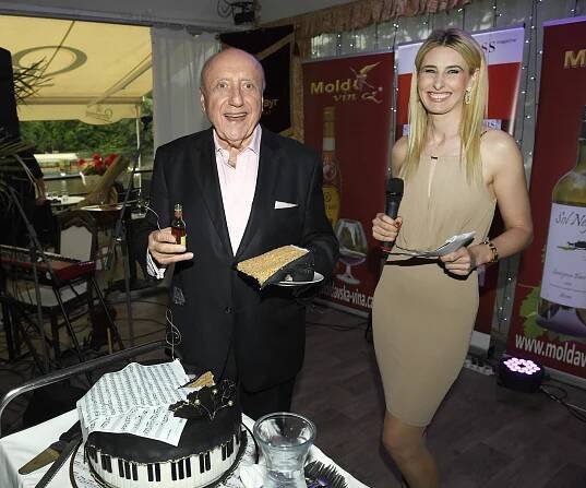 Nechce být doma s Dádou: Po narozeninovém mejdanu vyrazil Felix Slováček na další párty. S půvabnou blondýnkou!
