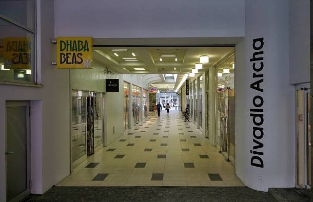Soubor:Divadlo Archa pasáž 1.jpg – Wikipedie
