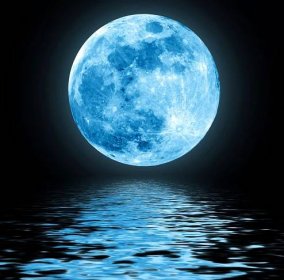 Plný modrý měsíc nad vodou s odrazy — Stock obrázek