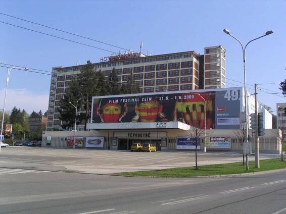 Zlín - Velké kino,za ním Hotel Moskva
