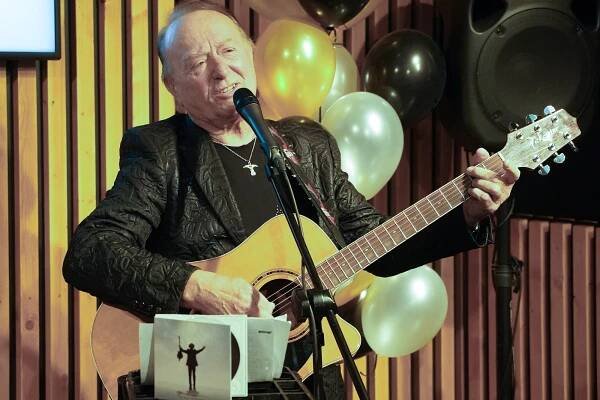 Petr Janda si k jubileu nadělil sólové album s názvem Asi se mi nebude chtít