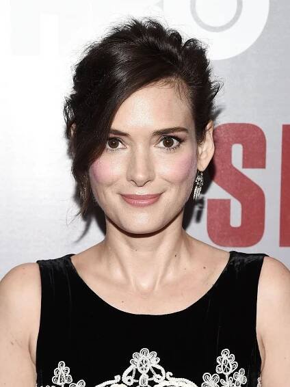 4. Winona Ryder (45). Sledujete-li seriál Stranger Things, dokážete si Winonu Ryder představit v roli matky snadno. Nepřekvapí tak, že se stala terčem otázek na téma „jak jste se popasovala s rolí matky, když nemáte zkušenosti?“