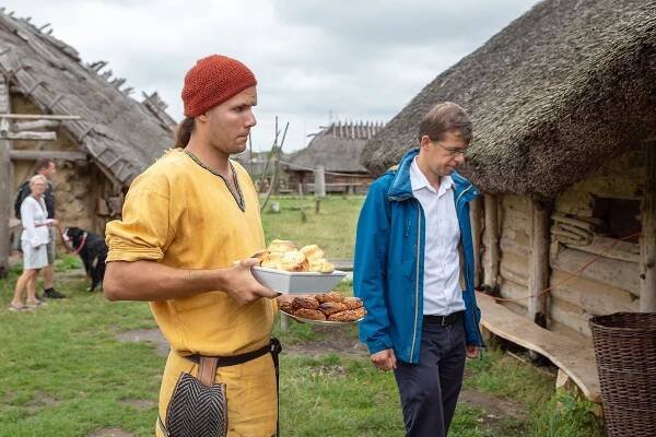 V polské Atlantidě potkáte české Vikingy. Osada archeologů u Baltu láká turisty