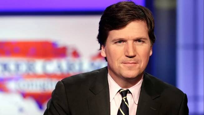 Kontroverzní moderátor Tucker Carlson končí. Televize se ho zbavila