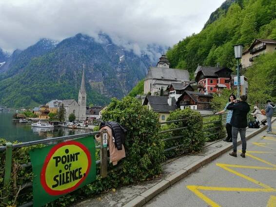 Fotky: Hallstatt už má dost fotících turistů, postavil jim zábrany