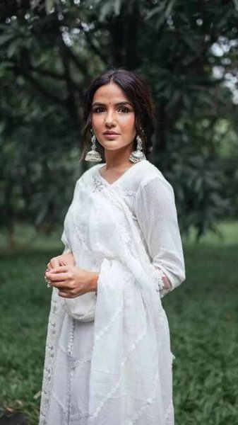 Jasmine Bhasin is a dreamlike vision in stunning white salwar suit