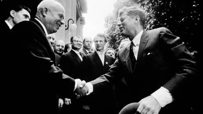 Před 55 lety se svět ocitl na prahu jaderné války. Chruščov a Kennedy zatáhli za záchrannou brzdu