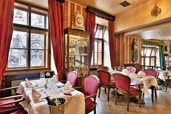 Dva dorty s kávou nebo čajem v romantickém Café Mozart naproti orloji