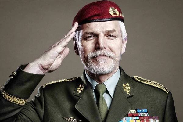 Stačilo! ve vládě? Prezident Pavel kádruje a varuje před referendem