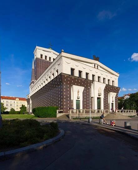 Dominantu Vinohrad stvořil Slovinec. Na stavbu kostela chyběly peníze, pomohly sbírky