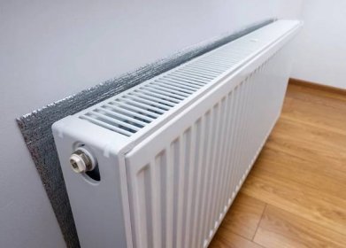 Hliníkové fólie za radiátory se nemusí vyplatit. Častá rada nakonec příliš nefunguje