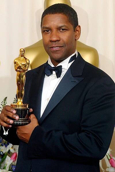 US actor Denzel Washington holds his Oscar after winning the award for best actor in a leading role for his portrayal of Alonzo, a narcotics officer who has crossed the dangerous line between cop and criminal, in the movie "Training Day" 24 March, 2002 at the 74th Academy Awards at the Kodak Theater in Hollywood, CA