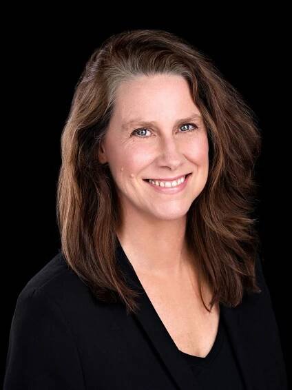Headshot Caroline Ford