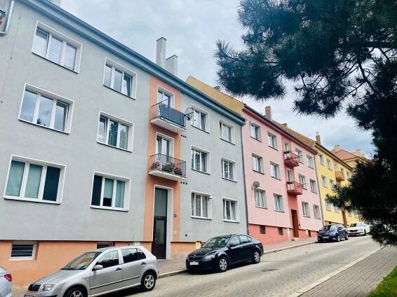 Pronájem bytu 2+kk po rekonstrukci, 54m2, 1.patro, 2x sklep, Školní ul. – Cheb | Révay Reality
