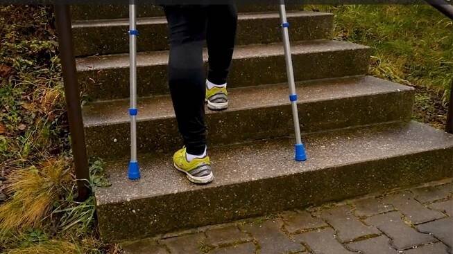 Jak na správnou chůzi o berlích po rovině i po schodech