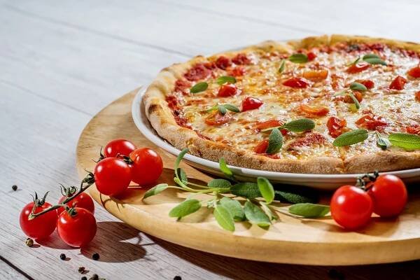 Věděli jste, odkud dostala pizza svůj název? Zajímavosti o jednom z nejrozšířenějších pokrmů na světě - frews.cz
