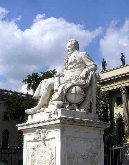 Sittin' on Top of the World II: Alexander von Humboldt-Denkmal vor der Berliner Humboldt-Universität