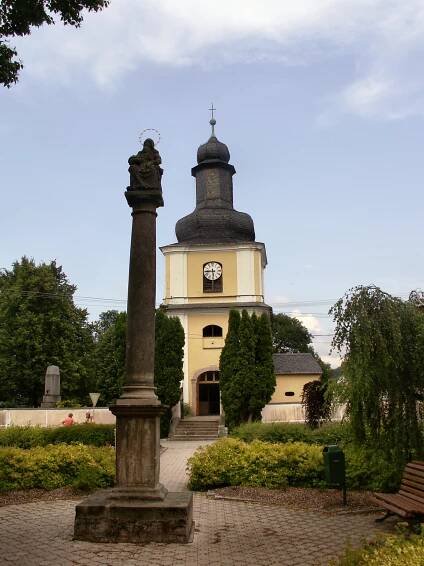 Soubor:Libice nad Doubravou - mariánský sloup s kostelem.jpg