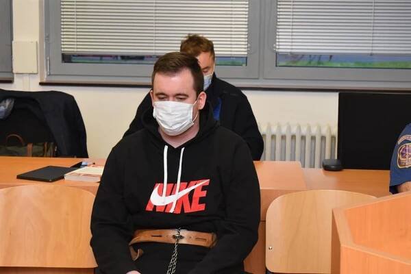 Postřelil otčíma jateční pistolí a podřezal mu žíly: Tomáš (28) si za to odpyká dlouhý trest