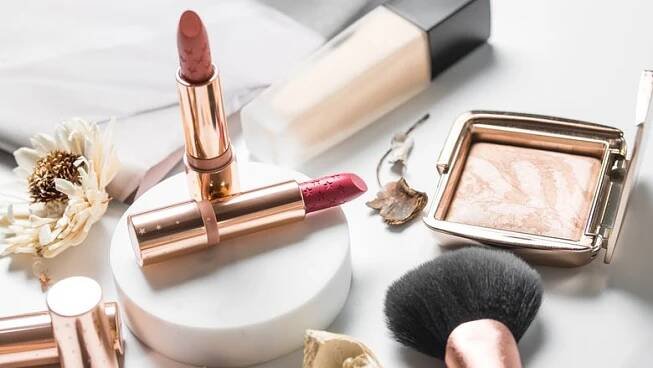 ŽENA-IN - Nejlepší dekorativní kosmetika podle redakce: Skvělá objemová řasenka, multifunkční rtěnka i make-up, který drží