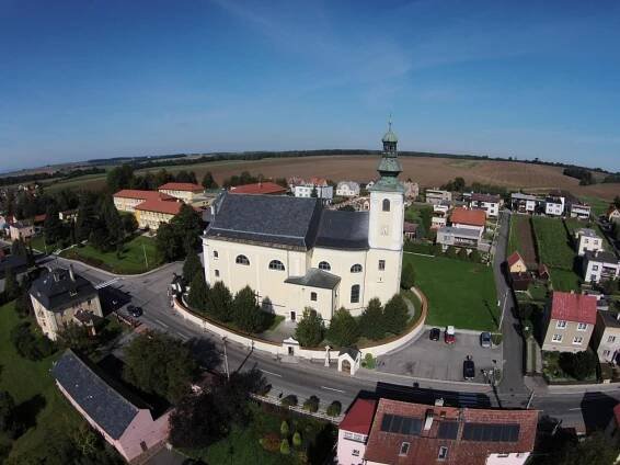 Letecký pohled na Kostel Nejsvětější Trojice v Bohuslavicích