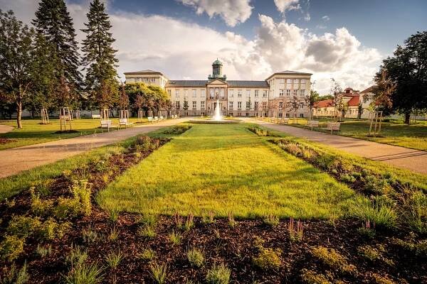 Hotel Zámeček **** · Oáza klidu u Labe s krásnou zahradou · 1 noc od 1 700 Kč · spokojenost 98,5 % · Lázně Poděbrady, a