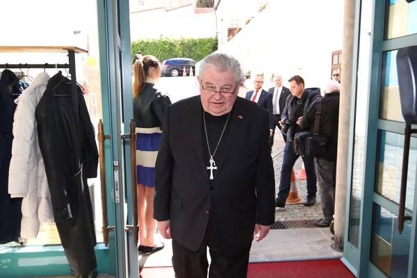 Bývalý pražský arcibiskup Duka je v nemocnici