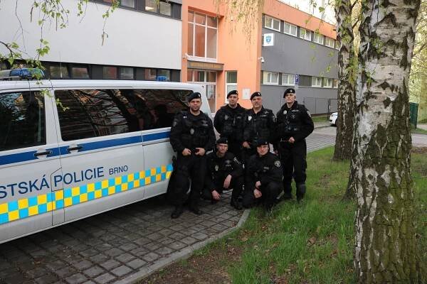 Strážníci z brněnské pořádkové jednotky zachránili život ženě se zástavou srdce
