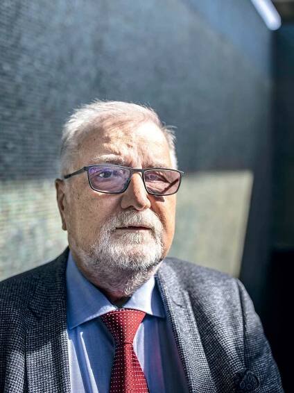 Jaroslav Hanák sbírá známky s dopravní tematikou, má jich desítky tisíc. Rád cestuje, navštívil více než 120 zemí. Připravuje knihu. „Bude i o té nešťastné době Klause a Zemana,“ říká. (Foto: Milan Bureš)