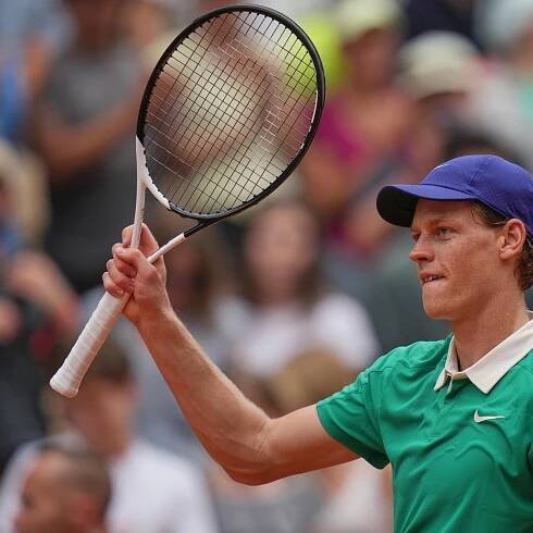 Jannik Sinner makes light work of Jiri Lehecka at French Open