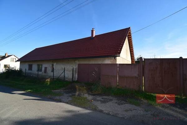 Prodej rodinného domu v rekonstrukci, 4+kk, 370 m2, na pozemku 852 m2, Humpolec - Hněvkovice