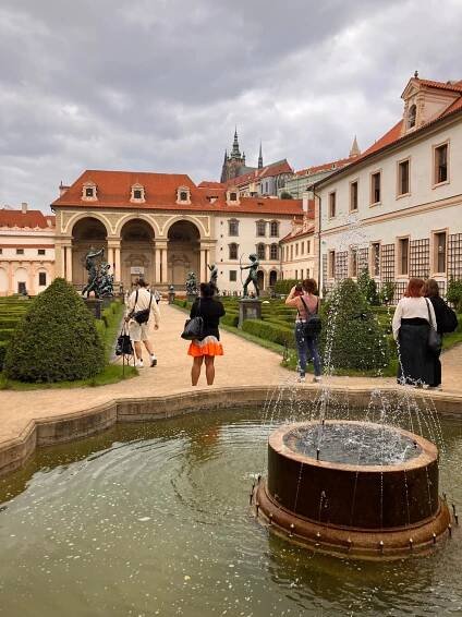 V úterý 4. 6. žáci oboru grafický design navštívili výstavu „Od Michelangela po Callota – umění grafiky manýrismu“ ve Valdštejnské jízdárně. Komentovaná prohlídka byla zaměřená na několik tematických okruhů a významných autorů z tohoto období. Získané vědomosti žáci uplatnili přímo v galerii na workshopu grafických technik. Příjemné odpoledne bylo zakončenou prohlídkou Valdštejnské zahrady.