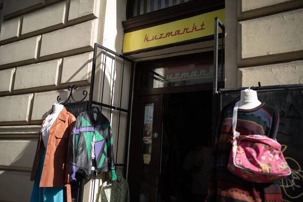 Toto je pět nejlepších second handů v Praze: Koupíš v nich Chanel výběrovky i vintage kousky za kilo | Galerie 1/53 | REFRESHER.cz